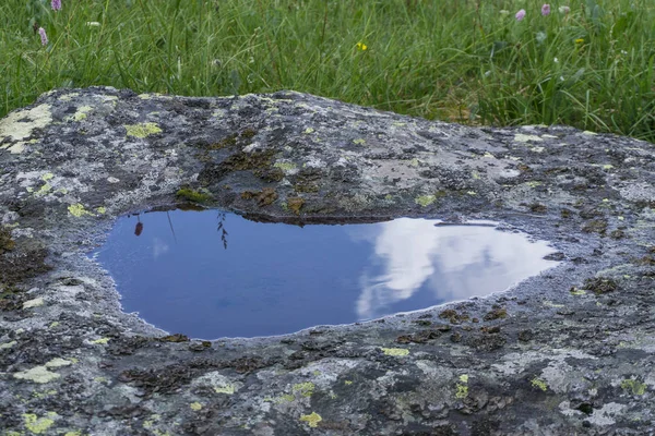 Λακκούβα Του Σαφείς Και Διαφανείς Βρόχινο Νερό Μια Άγρια Πέτρα — Φωτογραφία Αρχείου