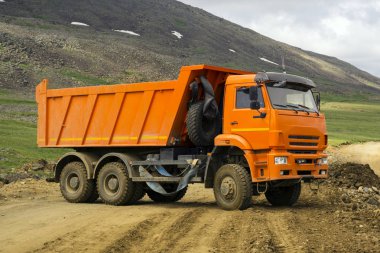 Damperli kamyon inşaat altında dağ yolu açar