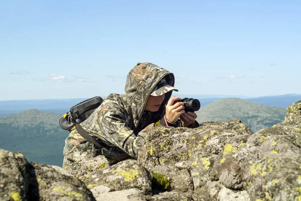 Chica Fotógrafo Vida Silvestre Traje Camuflaje Las Montañas Escondido Detrás —  Fotos de Stock