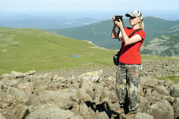 Wanderin Fotografiert Auf Einem Hohen Berghang Stehend Hintergrund Einer Berglandschaft — Stockfoto