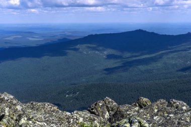 Dağ manzarası ile bulutlar dağ yamacında Mavi gölgeler