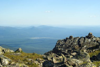Köyün ormanlık dağ vadisinde kayıp için geçiş görüntüleyin