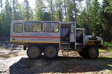 Sverdlovsk Oblast, Rusya Federasyonu - 13 Ağustos 2014: off-road aracı Ural-4320 ulaşmak zor alanlarda taşıma insanlar için acil durumlar Bakanlığı, açık kapı bir dağ orman duruyor