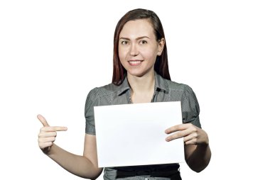 kız beyaz bir arka plan üzerinde elinde beyaz bir tabak olmadan yazıtlar ve puan için parmağıyla, görüntüleyicinin dikkat çeken tutar