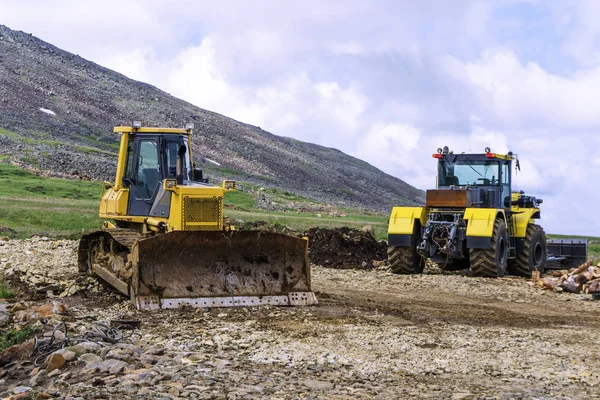 Maquinaria Pesada Dois Bulldozers Construção Estradas Nas Montanhas — Fotografia de Stock