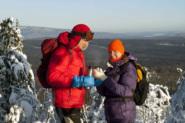 Dos Excursionistas Paran Cima Montaña Invierno Toman Caliente Termo —  Fotos de Stock