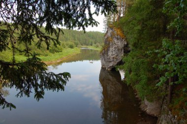Orman Nehri'nin dik görünümünden bir taş kemer doğal taşla için suya yansıyan