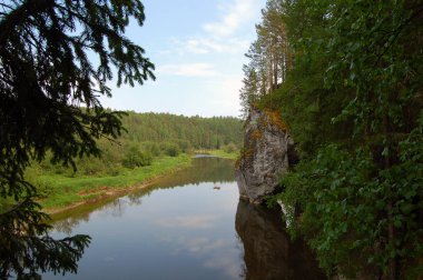 Bir tenha nehir dere kıyısında doğal taşla için yüksek bir bankadan görüntüleyin
