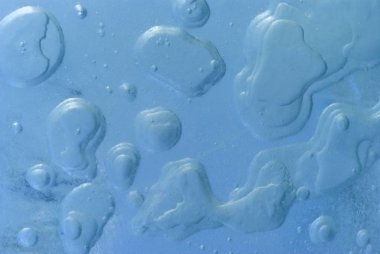 arka plan, doku: dondurulmuş bulanık damlacık darbe ile soğuk mavi opak buz yüzeyi