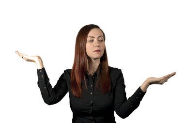 kadın beyaz bir arka plan üzerinde ölçekler bir kase gibi onun avuç içi tutar ve düşünceli bir yandan düzyazı ve cons tartı gibi görünüyor