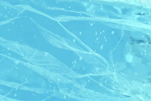 蓝色半透明表面的冰与气泡和裂纹 — 图库照片