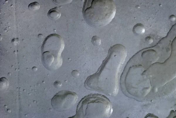 纹理灰色粗糙混凝土墙与洞穴 让人联想到月球表面 — 图库照片