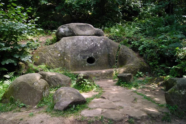 ロシア コーカサスの山の森林に丸い穴と古代モノリシック ドルメン 単室の巨石墓 — ストック写真