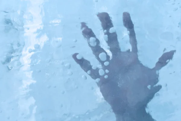 Человеческая Рука Льду Поверхностью Льда — стоковое фото