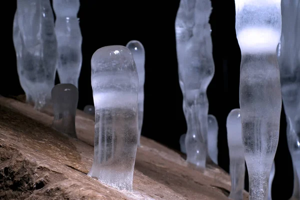 Stalagmites Glace Sur Rocher Pierre Dans Une Grotte Sur Fond — Photo