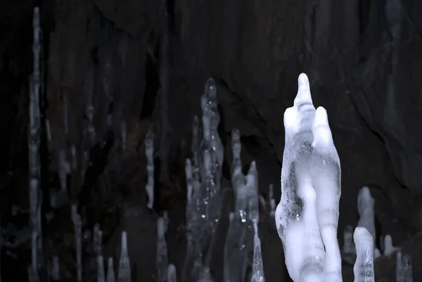 Ijs Stalagmieten Grot Focus Voorkant Grootste Icicle Rest Zijn Wazig — Stockfoto