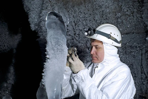 Explorador Cuevas Examina Estalagmita Hielo Fondo Una Pared Rocosa Oscura — Foto de Stock