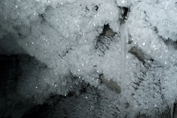 Tavan Ile Buzlu Sarkıt Hoarfrost Büyük Kristallerle Kaplı Karstik Mağarasının — Stok fotoğraf