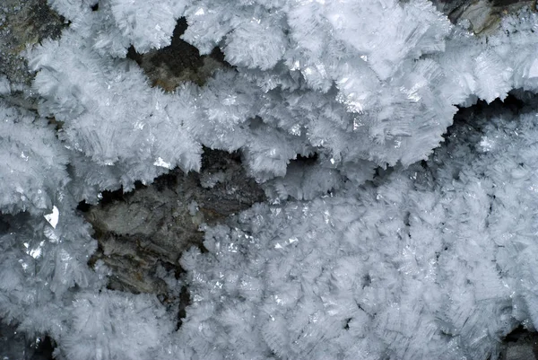 Fundo Uma Seção Parede Caverna Coberta Com Grandes Cristais Geada — Fotografia de Stock