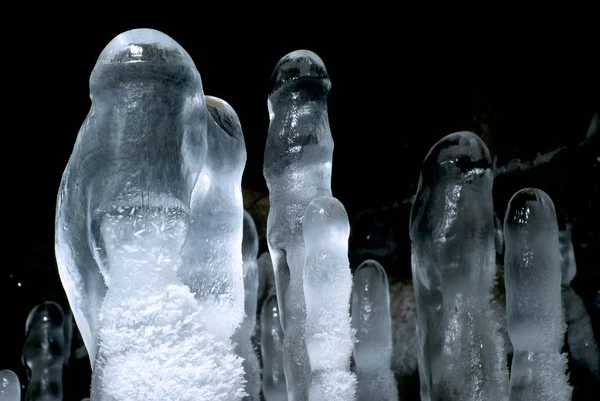 Grupo Estalagmites Gelo Transparentes Uma Caverna Closeup Fundo Escuro — Fotografia de Stock