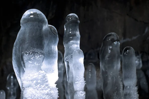 Gruppe Gennemsigtige Stalagmitter Hule Closeup Mørk Baggrund - Stock-foto