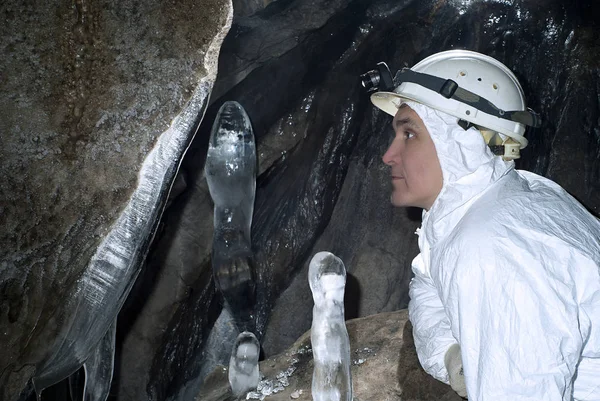 Σπηλαιολόγος Ένα Λευκό Συνολική Εξετάζει Τους Σχηματισμούς Πάγου Στον Τοίχο — Φωτογραφία Αρχείου