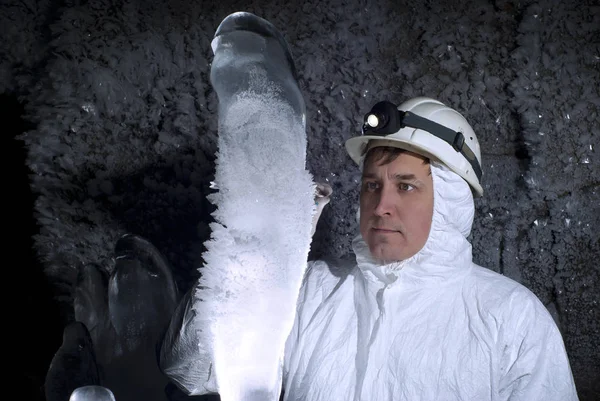 Espeleólogo Una Cueva Examina Una Estalagmita Hielo Gigante Cubierta Con — Foto de Stock