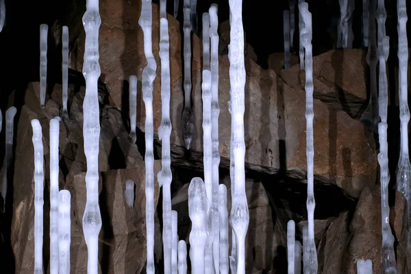 Тонкі Високі Крижані Колони Печері Тлі Коричневих Каменів — стокове фото