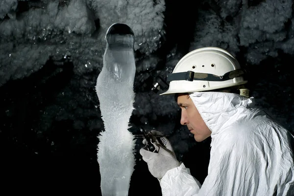 Espeleólogo Una Cueva Examina Una Estalagmita Hielo Gigante Cubierta Con — Foto de Stock