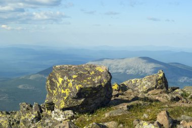 Mount Konzhakovskiy Kamen - dağ tundra liken kaplı taşlarla bölümünü ve bir görünüm ormanlık Dağları ' horizo tepesinden görüntülemek