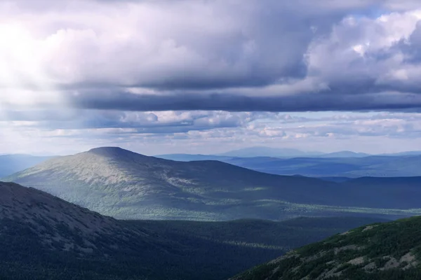 Paesaggio Delle Montagne Del Nord Con Bellissimi Raggi Sole Che — Foto Stock