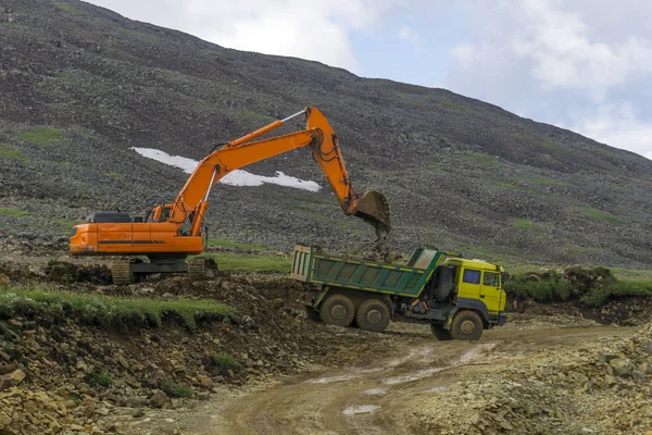 Que Estabelece Uma Estrada Numa Zona Montanhosa Uma Escavadora Despejador — Fotografia de Stock