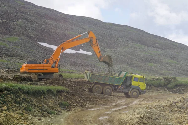 Maquinaria Pesada Dois Bulldozers Construção Estradas Nas Montanhas — Fotografia de Stock