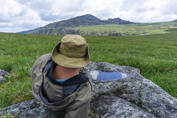 Müder Wanderer Den Bergen Ein Mann Mit Hut Und Zeltkleidung — Stockfoto