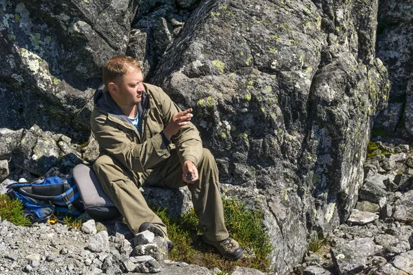 Müder Reisender Den Bergen Ein Mann Reisekleidung Sitzt Unter Einem — Stockfoto