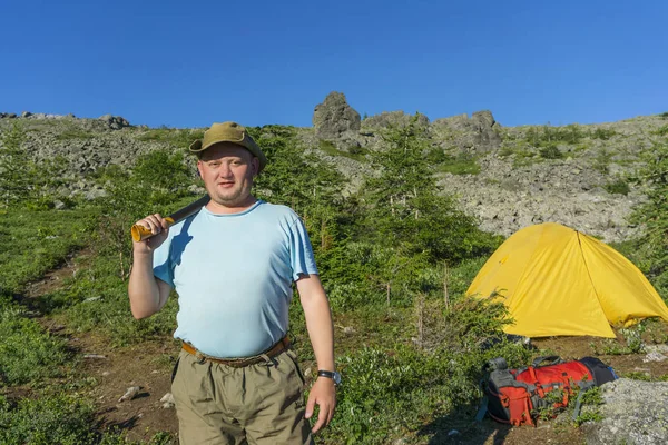 Fröhlicher Wanderer Mit Axt Geht Auf Brennholzsuche Und Stellt Ein — Stockfoto