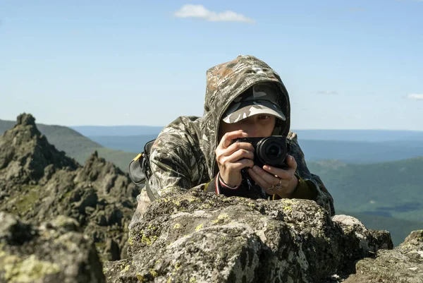 Φωτογράφος Άγριας Φύσης Κορίτσι Στο Καμουφλάζ Ταιριάζουν Στα Βουνά Κρύβονται — Φωτογραφία Αρχείου