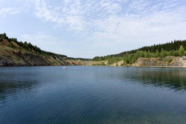 mavi su, dinlenme yeri ile göl üzerinde eski terk edilmiş site quarr oluşan