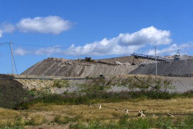 mayınlı rock ile serpme ve çalışma buldozer, genel görünümü döker