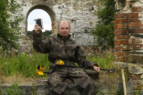 Mann Schatzsucher Sitzt Den Ruinen Eines Gebäudes Mit Einem Metalldetektor — Stockfoto
