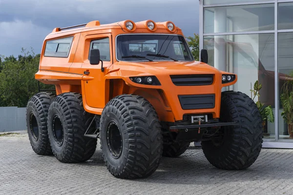 Orangefarbener Geländewagen Auf Ultra Niederdruck Reifen Freien — Stockfoto