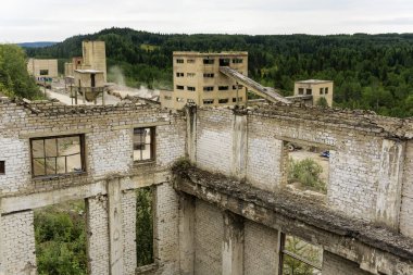 Söküm ve eski işleme tesisi inşaatları ezilmiş taş çimento