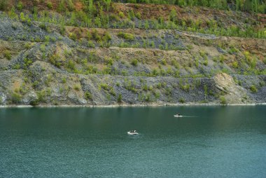 mavi su, dinlenme yeri ile göl üzerinde eski terk edilmiş site ocağı kurdu