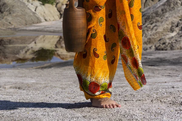 Женщина Этническом Платье Ходить Водой Керамической Кувшин Пустыне Пейзаж — стоковое фото