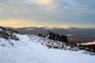 manzara - kuzey şafak karlı kış dağlarda; mount Konzhakovskiy Kamen eğimi görüntülemek.