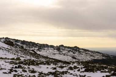 Gün batımında kışın Sverdlovsk bölgesinin kuzey Ural aralığının alp manzara