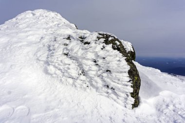 Granit taş, Kuzey Urallar, Sverdlovsk Oblast, Russi en yüksek noktası Konzhakovskiy Kamen - Mount üstündeki tuhaf buz outgrowths ile kaplı