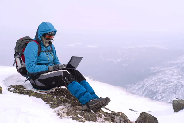 Traveller Pracy Laptopem Zimie Szczycie Góry Podczas Śnieżnej — Zdjęcie stockowe