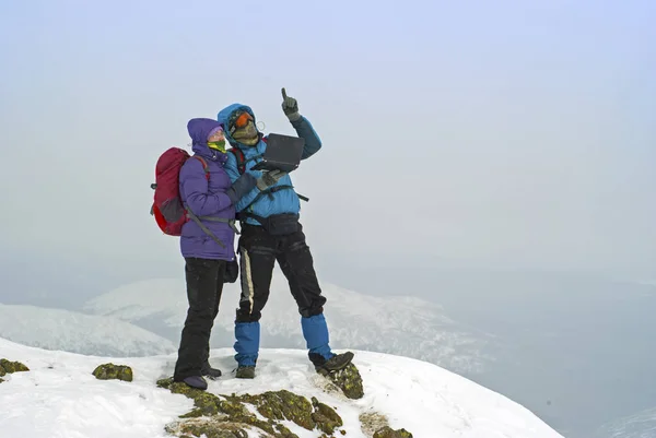 Two Hikers Winter Mountain Peak Laptop — Stock Photo, Image