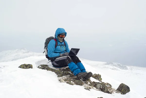 Podróżnik Pracy Laptopem Zimie Szczycie Góry Czasie Opadów Śniegu — Zdjęcie stockowe